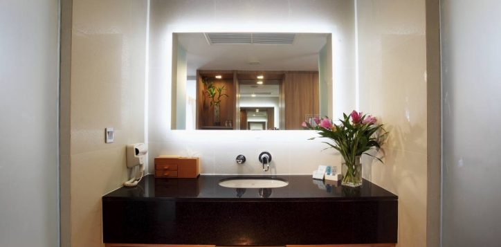 bathroom-for-pool-jaguzzi-vil003-2
