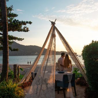 romantic-dinner-by-beach