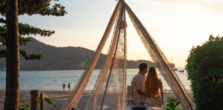 romantic-dinner-by-beach
